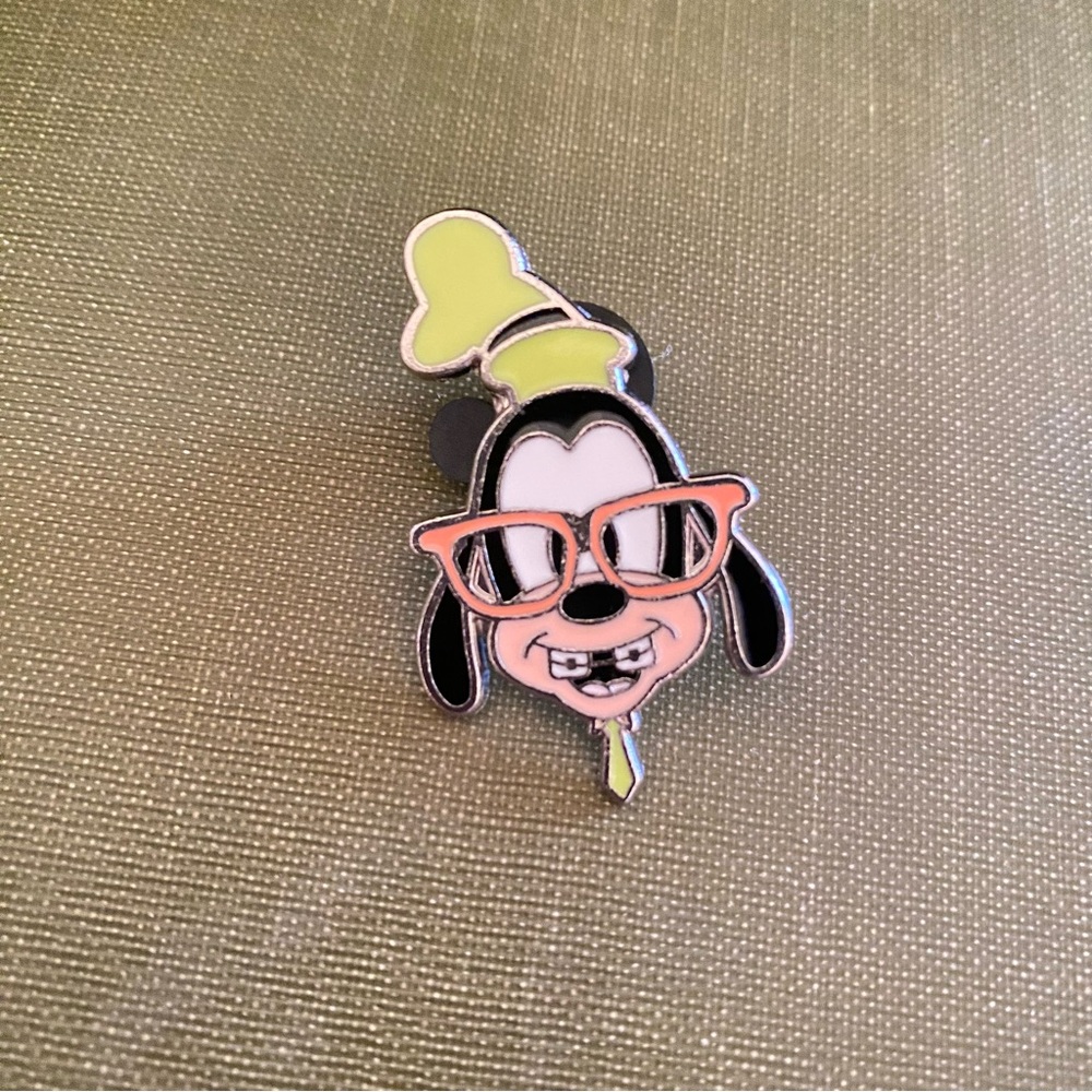 Disney Goofy Nerds Rock Pin